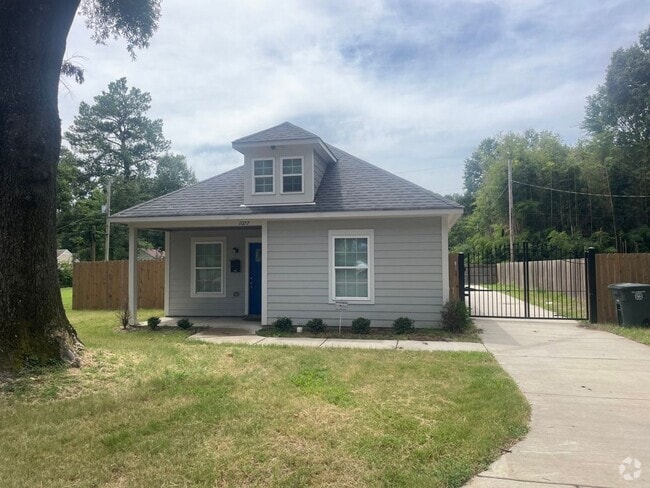 Building Photo - Adorable 4bed/2bath built in 2021 Rental