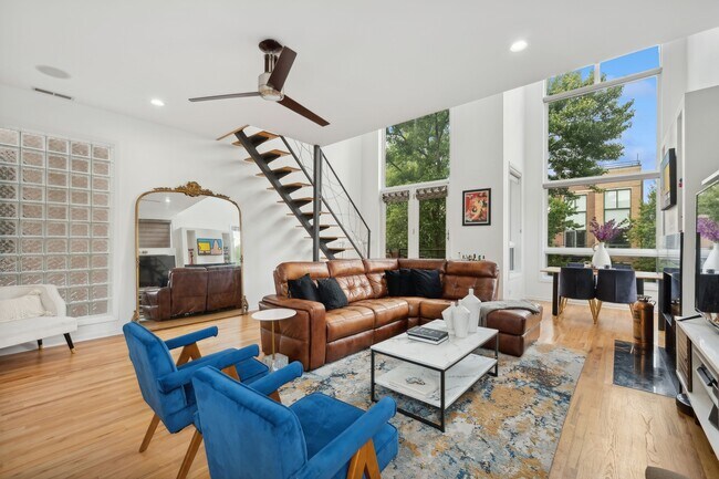 Photo - 885 N Hermitage Ave