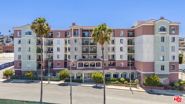 3750 Santa Rosalia Dr Unidad 408