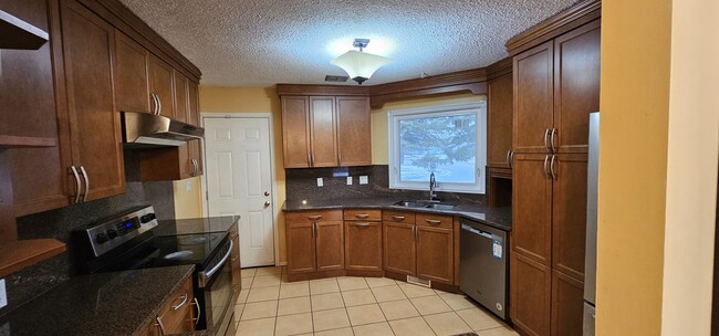 Photo - 2 Lake Island Crescent