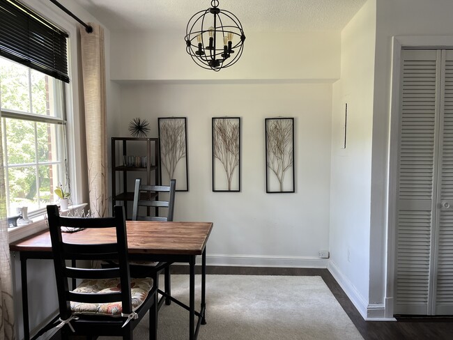 Building Photo - 2405 Arlington Blvd Unit 201