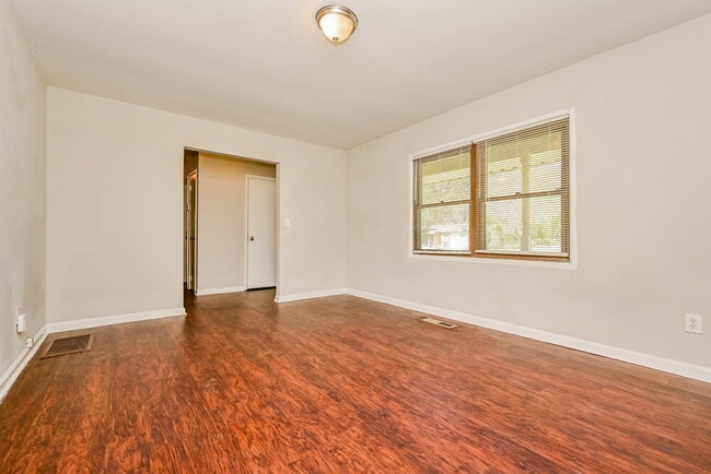 Photo - 263 Roxbury Dr