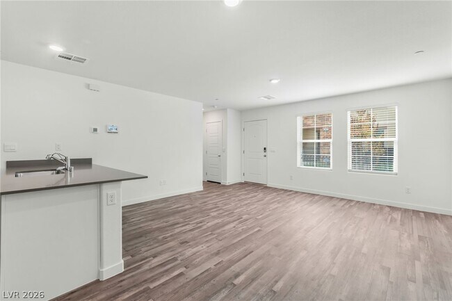 Photo - 913 Rosy Starling St