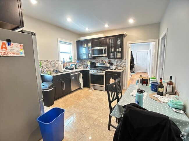 Building Photo - 83 Newbury St Unit 2 Rental