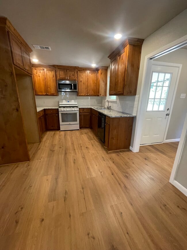 Photo - 904 Kingston Rd