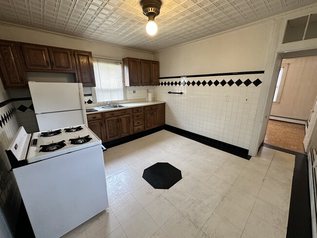 Building Photo - 74 Otis St Unit 2