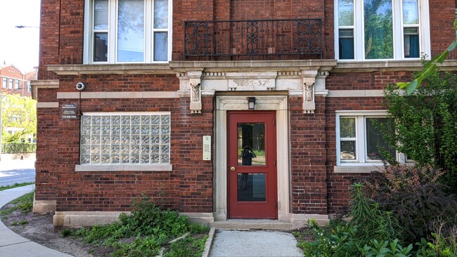 Building Photo - 7735 N Sheridan Rd Rental
