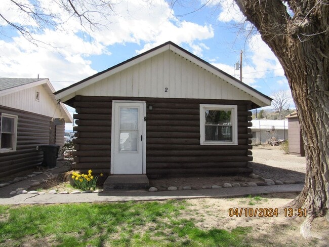 Building Photo - RUSTIC, SINGLE FAMILY HOME in Rifle!