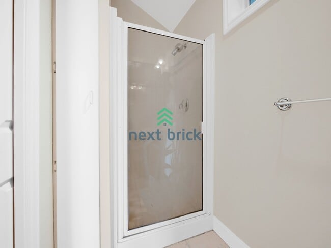 Photo - Studio for Rent with Garage Parking!