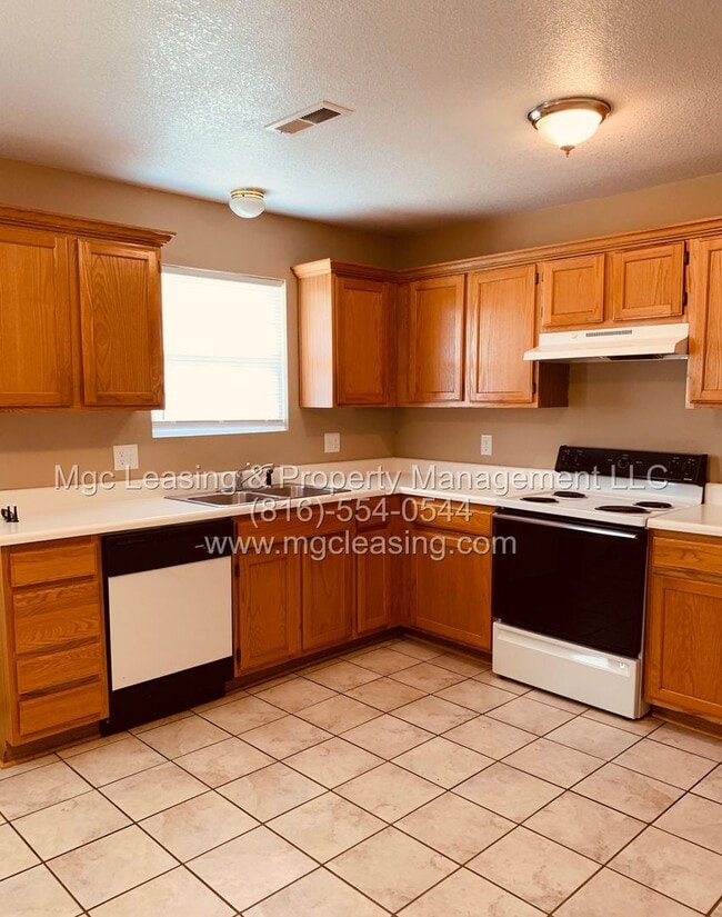 Photo - 200-202 NW Parker Dr