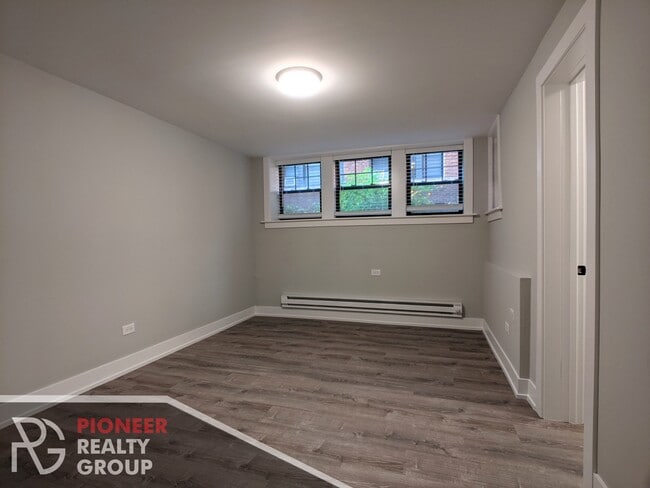 Building Photo - 4409 N Wolcott Ave