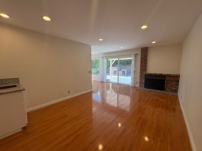 2133 Laurelwood Dr