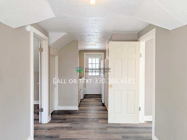 Building Photo - 133 Catherine St Unit 1/2