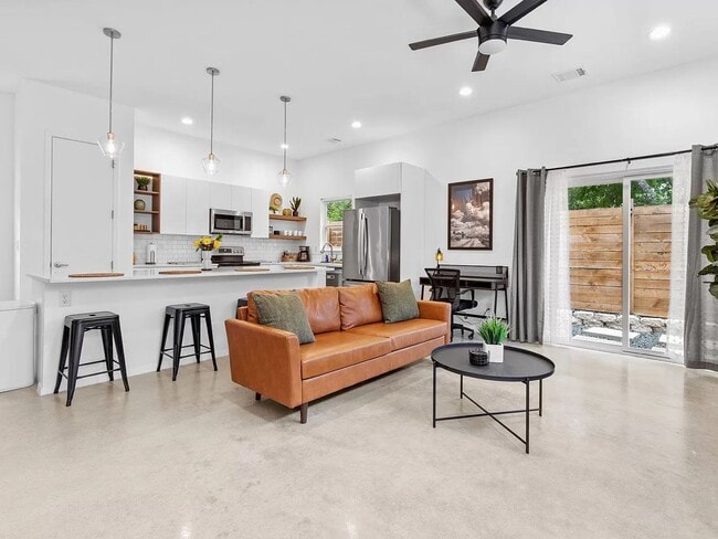 Photo - 2811 Woodbury St