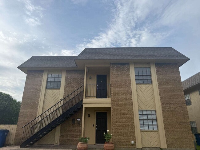 Photo - 611 W Gilmer St Unit B
