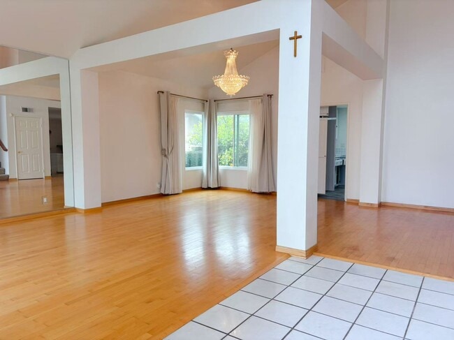 Vista de la sala de estar n.° 2 - 2180 Nadula Dr