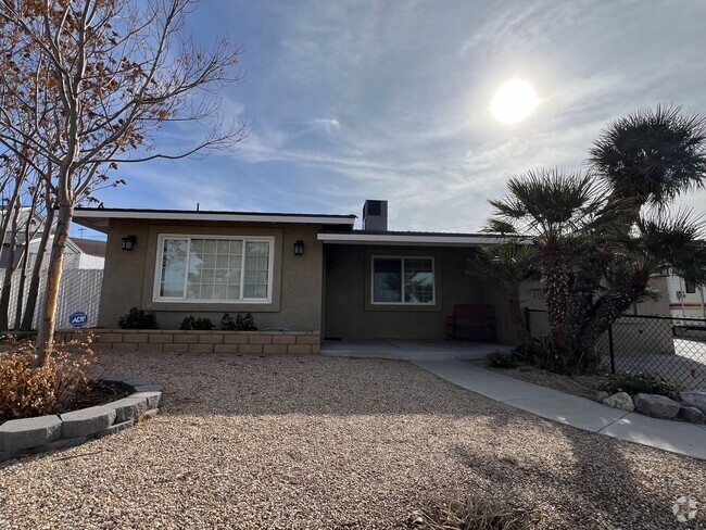 Building Photo - Beautifully remodeled 2 Bedroom 2 Bathroom... Rental