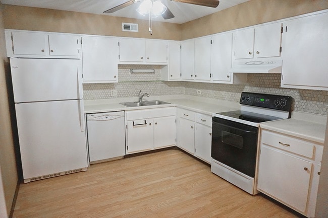 kitchen - 603 S River Rd Unit 3J