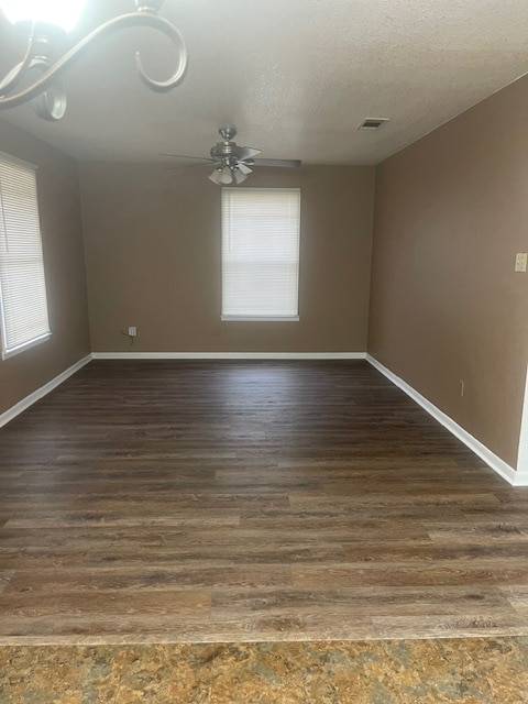 Photo - 622 Luxton St