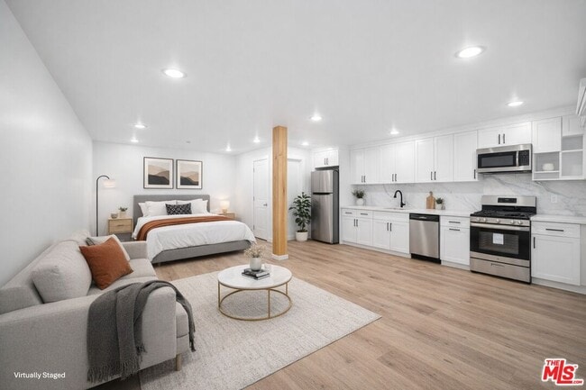 Building Photo - 1027 N Gardner St Unit 1/2