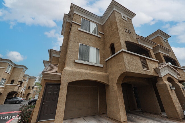 Building Photo - 4644 N 22nd St Unit 2142