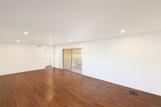 Building Photo - 5104-5106 East Falls View Dr. Unit 5104 East Falls View