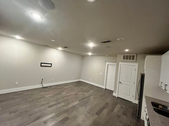 Photo - 2401 Crawford St Unit B107