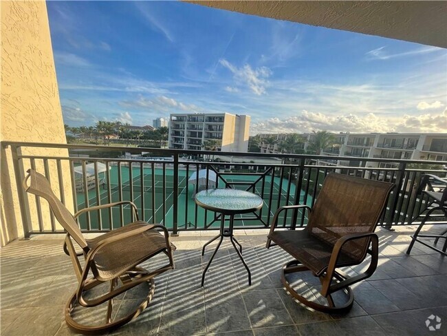 Building Photo - FURNISHED 2/2 CONDO IN RACQUET CLUB OF VER...