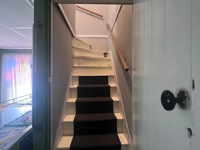 Steps to 2nd floor - 668 Brooklyn Ave Unit Old Milford Near 2 bed