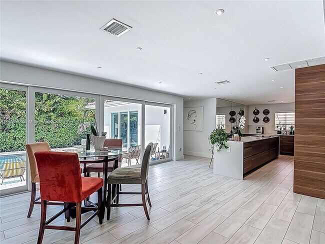 Photo - 1080 NE 104th St