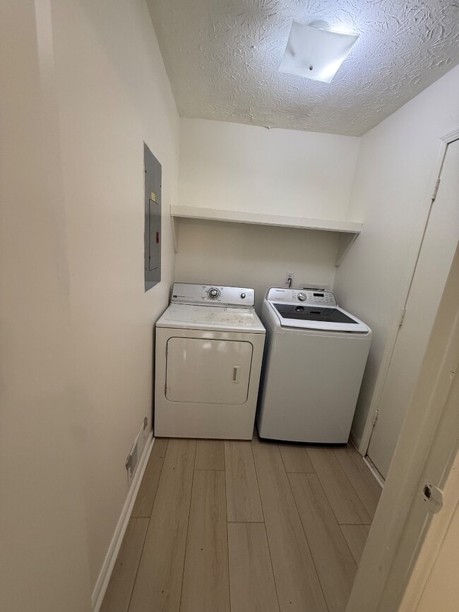 Photo - 619 Lakeridge Dr SE