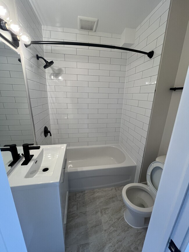 Photo - 252 Baker St Unité 1