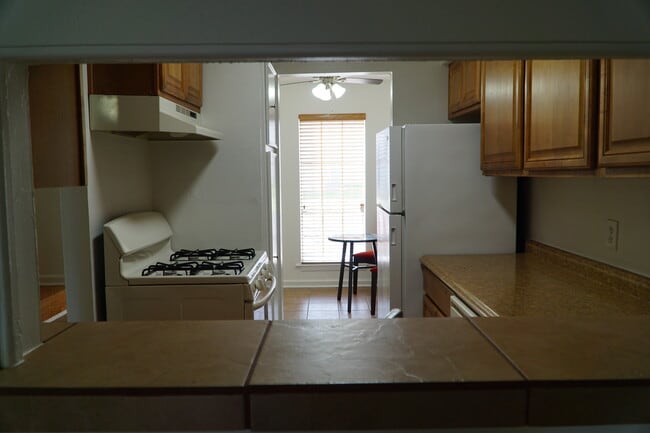 peak-a-boo ventana en la cocina - 711 Holiday Dr Unidad 31