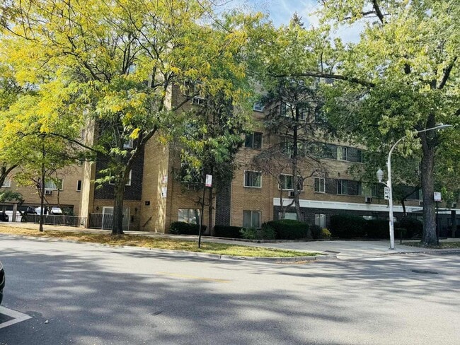 Building Photo - 7320 N Rogers Ave Unit 212
