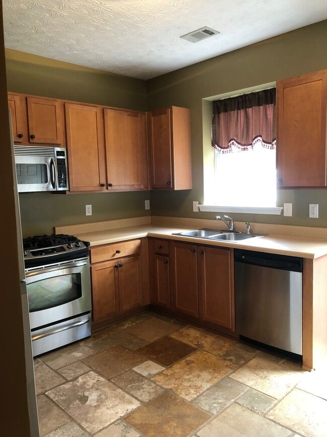 Photo - 3 bed/ 3 bath Townhouse