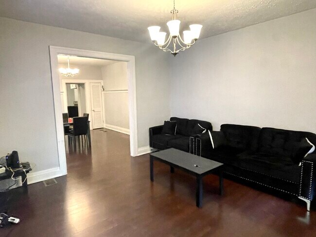 Living Room - 1029 N Keystone Ave Unidad 1029