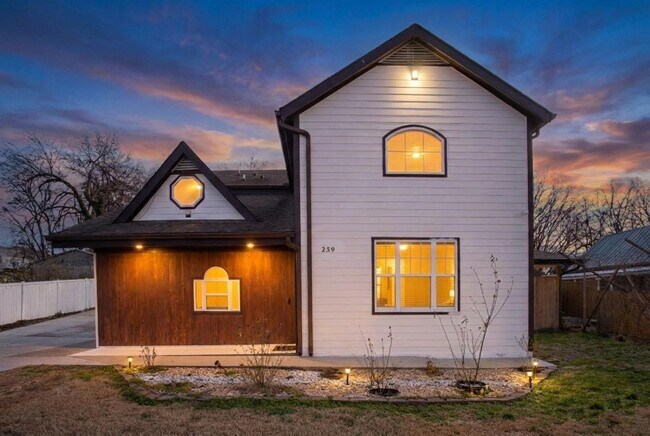 Photo - 239 E Bledsoe St