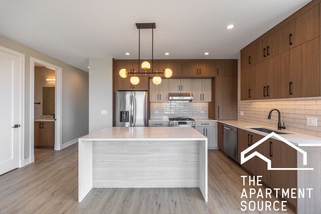 Building Photo - 2355 W Flournoy St Unit 4