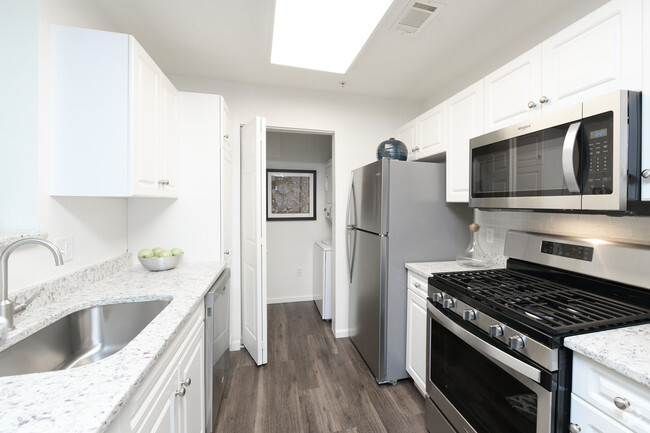 Kitchen with Granite and stainless steel appliances (in selected units) - Audubon Shrewsbury Rental