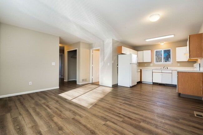 Building Photo - Updated 5 Bed 2 Bath House Near Old Town!