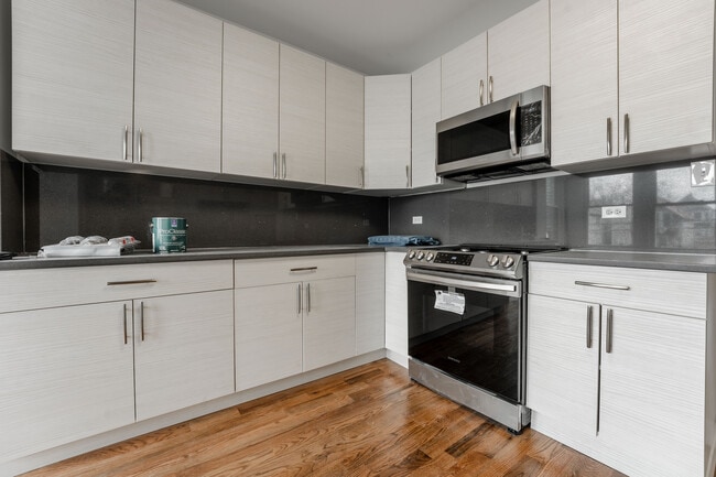 Building Photo - 2922 N Rockwell St Unit 1