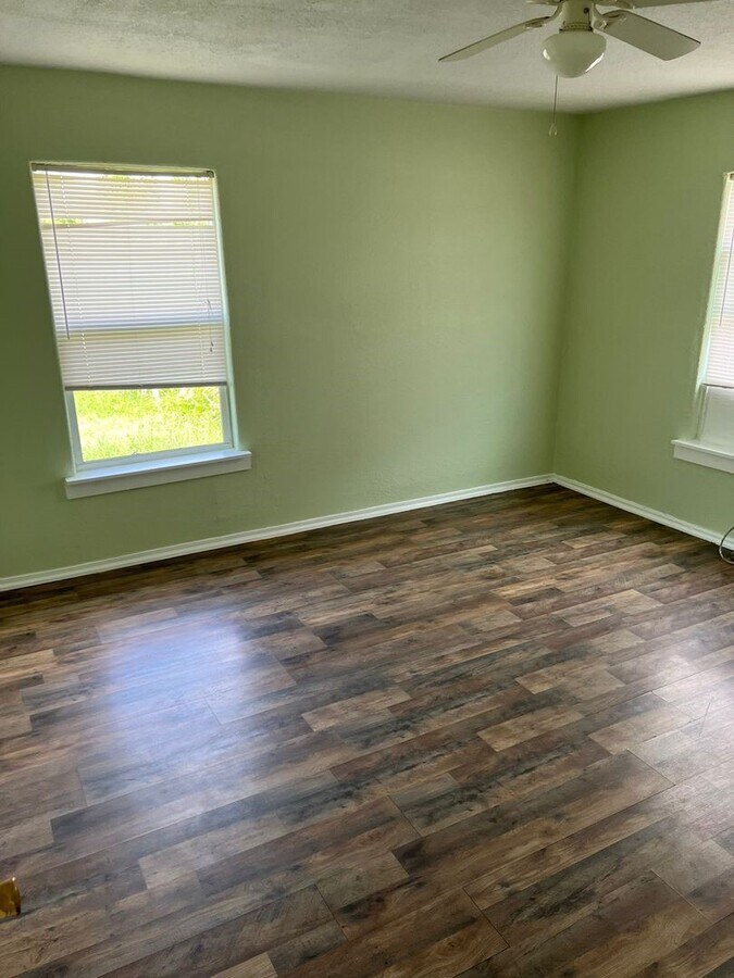 Photo - 527 W 8th St
