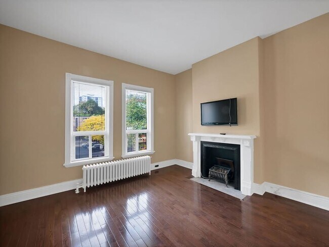 Photo - 191 James St S