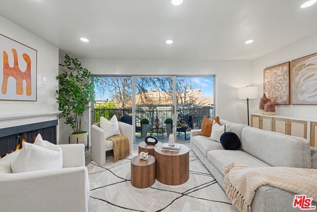 Photo - 14850 Hesby St Unidad 203