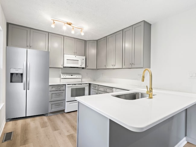 Photo - 240 N Cedarbrook Dr