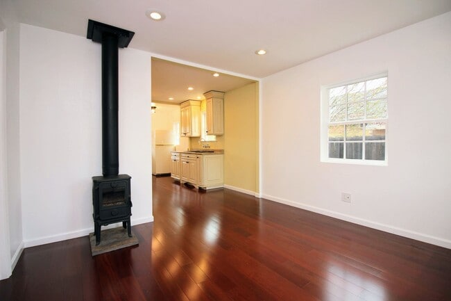 Photo - 2 Bedroom Home with Large Yard in SW Santa Rosa