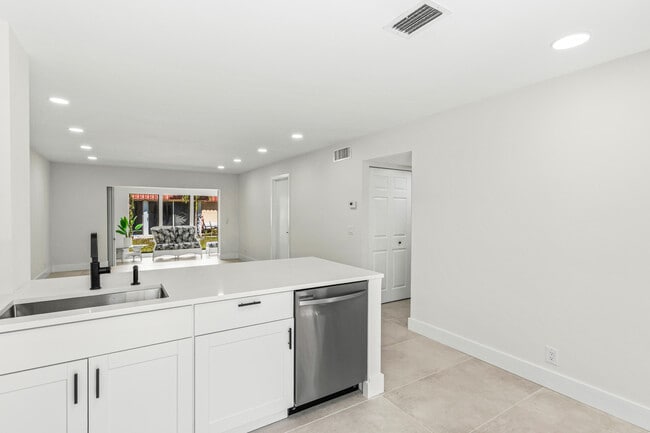 Photo - 733 Nantucket Cir