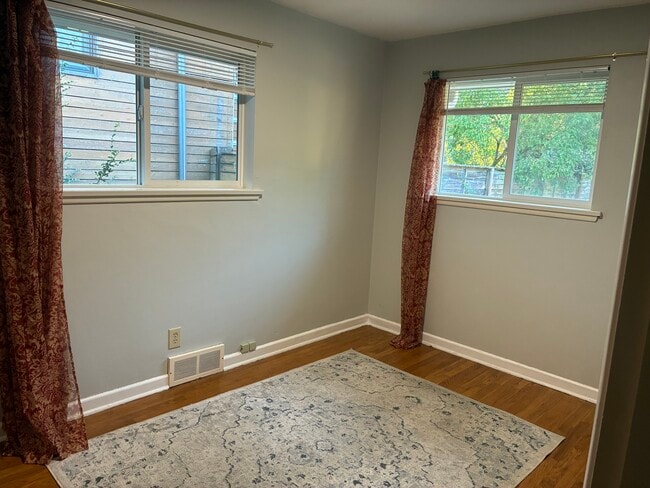 100 sf bedroom - 4719 SW Findlay St