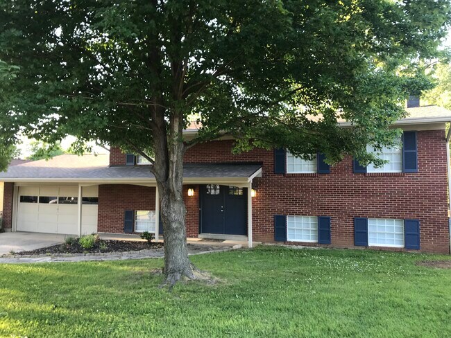 Photo - 1032 Wedgewood Dr House