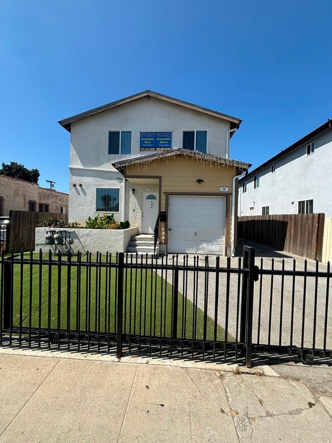 Building Photo - 739 E 79th St